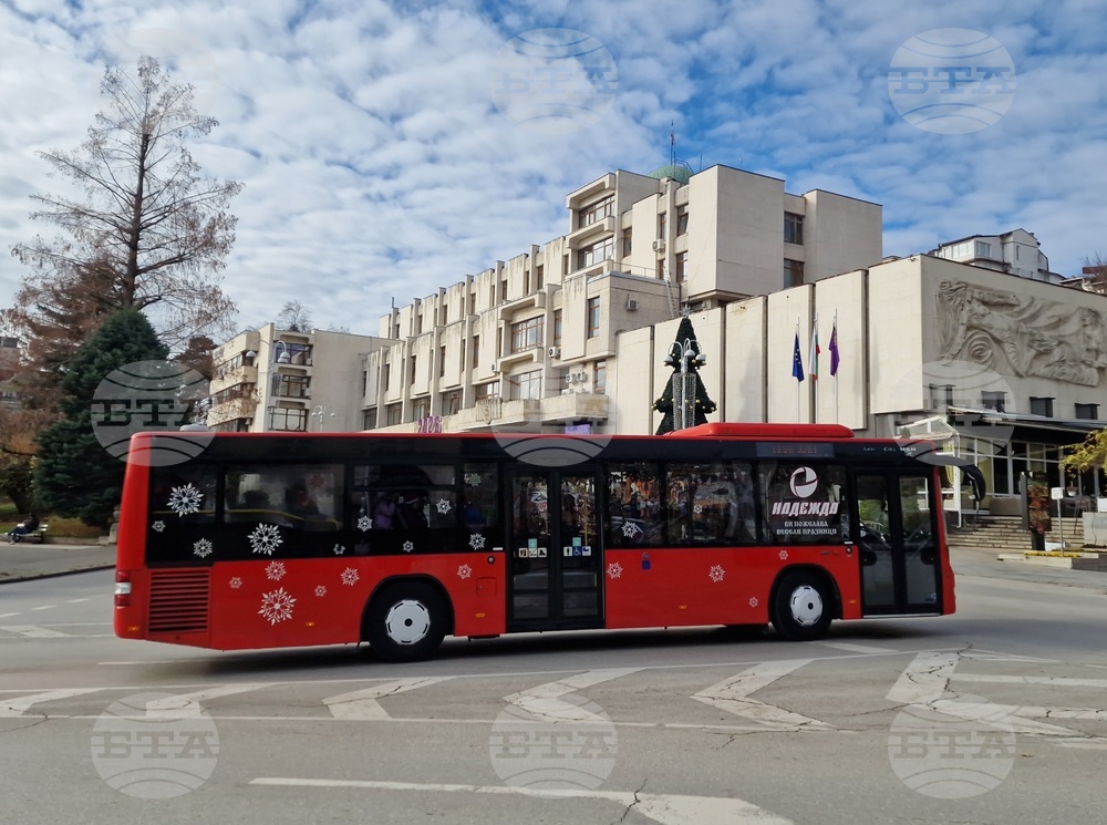 Дядо Коледа вози децата на Велико Търново с автобус до коледния базар