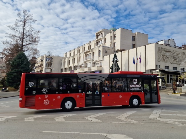 Дядо Коледа вози децата на Велико Търново с автобус до коледния базар