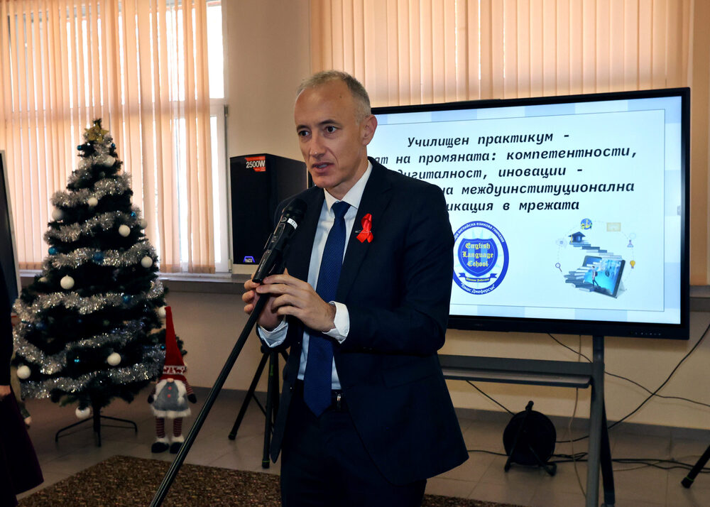 Министър Красимир Вълчев гостува на училищен практикум във Втора английска гимназия