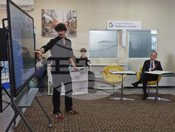 Министър Красимир Вълчев гостува на училищен практикум във Втора английска гимназия