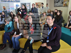 Министър Красимир Вълчев гостува на училищен практикум във Втора английска гимназия