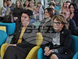 Министър Красимир Вълчев гостува на училищен практикум във Втора английска гимназия