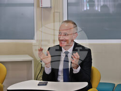 Министър Красимир Вълчев гостува на училищен практикум във Втора английска гимназия