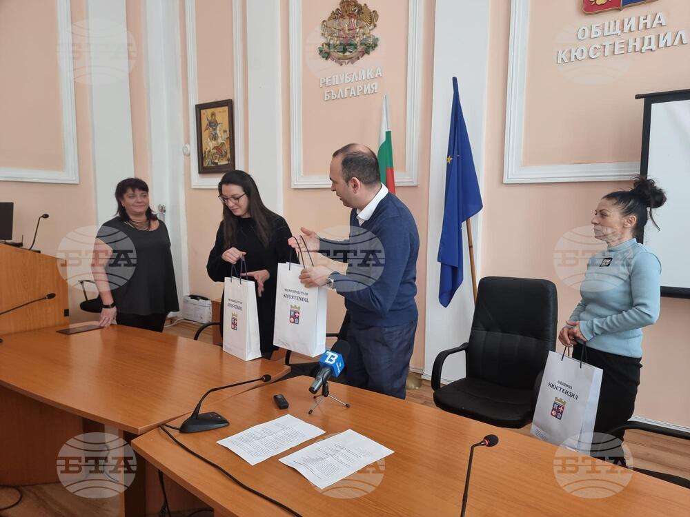 Кметът на Кюстендил представи първите три медицински сестри, завършили като стипендианти на Общината и местната болница