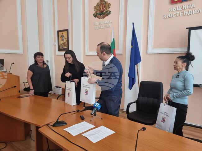 Кметът на Кюстендил представи първите три медицински сестри, завършили като стипендианти на Общината и местната болница