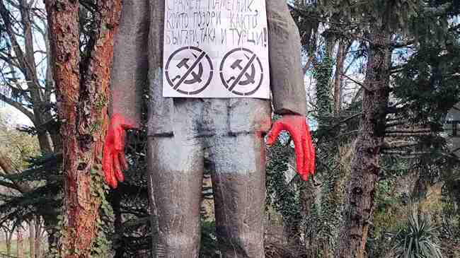 Осквернен е паметникът на Адалберт Антонов – Малчика в Кърджали