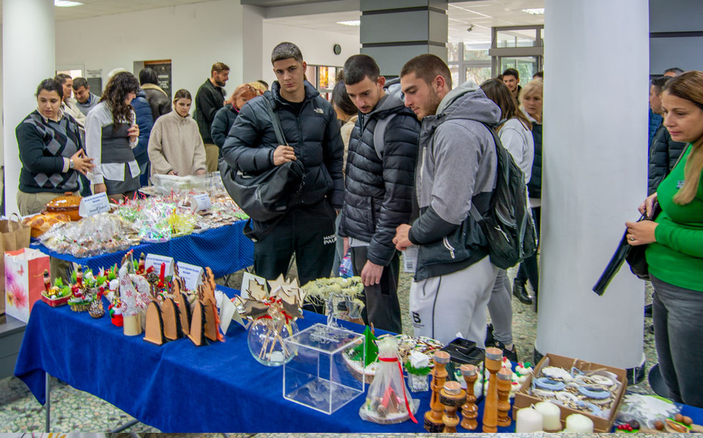 Благотворителният коледен базар на ТУ–Варна събра 10 232,10 лв. за специализирана техника за студент със зрително увреждане