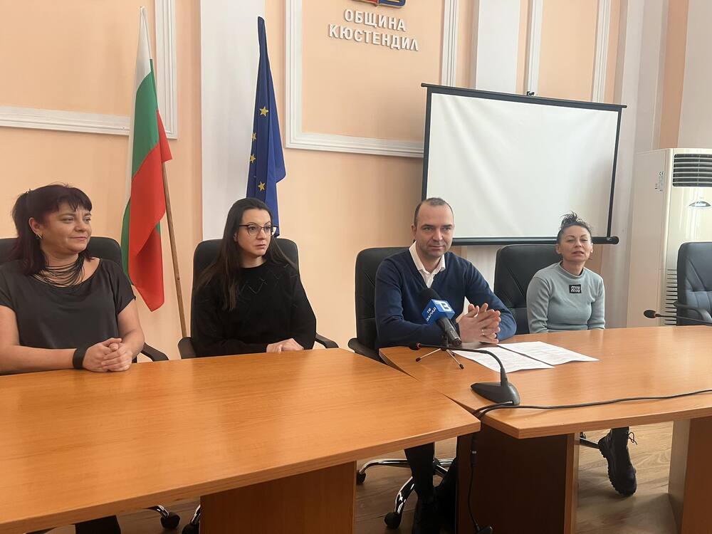  Кметът на община Кюстендил инж. Огнян Атанасов представи първите три завършили медицински сестри – стипендианти на Община Кюстендил и МБАЛ „Д-р Никола Василиев“