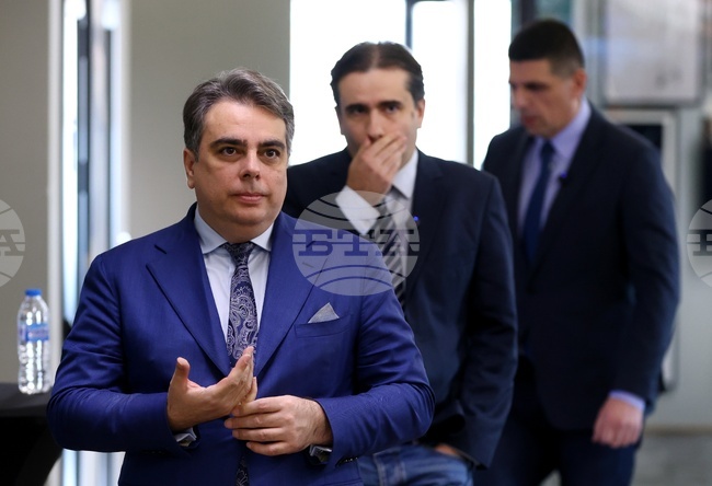 Ако правителството не подаде оставка тази седмица, ще внесем вот на недоверие, съобщи председателят на "Продължаваме промяната" Асен Василев