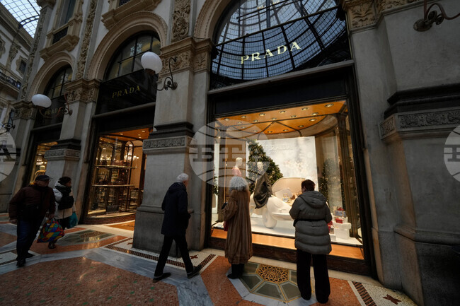 „Прада“ финализира придобиването на „Версаче“ 