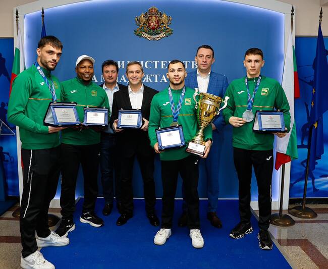 Министър Пешев награди медалистите от Европейското първенство по бокс