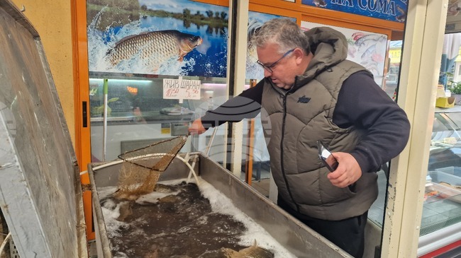 Потреблението на риба намалява през последните години заради по-високите цени и недостига на количества, каза търговец от Разград 