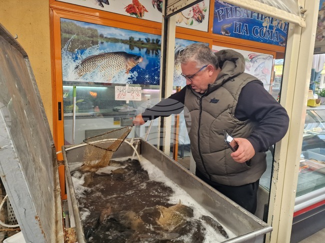 Потреблението на риба намалява през последните години заради по-високите цени и недостига на количества, каза търговец от Разград 