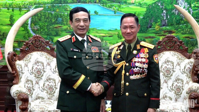 ВНА: Виетнамският министър на отбраната Фан Ван Зианг се срещна с лаоския си колега