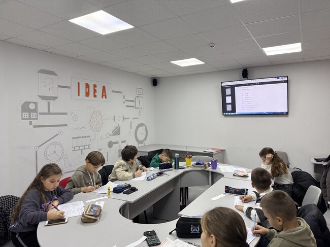 Ученици от Българското неделно училище „Българска светлица“ в Украйна писаха писма до Дядо Коледа в час по български език