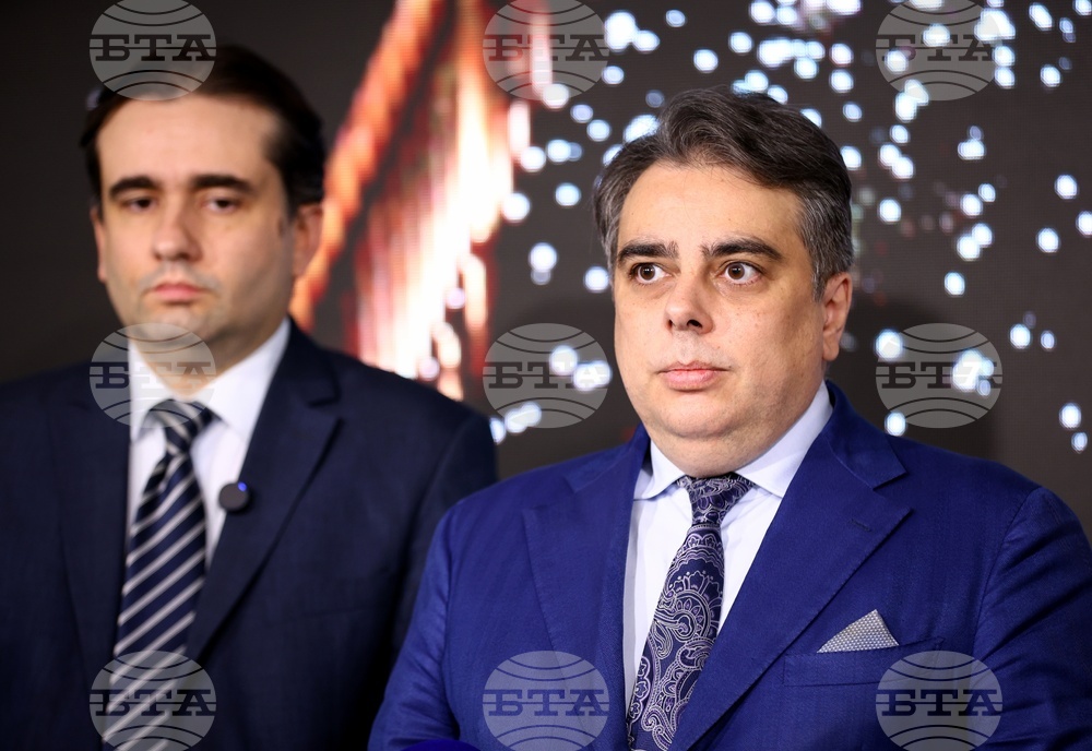 "Продължаваме промяната-Демократична България" внасят в петък вот на недоверие към кабинета "Желязков"