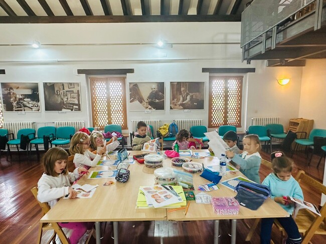 Родословни дървета и картички правиха ученици от училището „Родна реч“ в Тудела, Испания