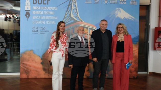 Георги Господинов раздаде над 2000 автографа в Бурса. Около 500 души участваха в среща с писателя в Истанбул 