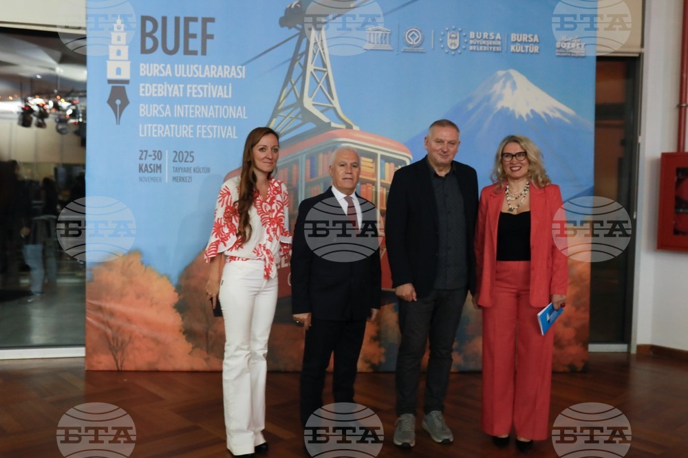 Георги Господинов раздаде над 2000 автографа в Бурса. Около 500 души участваха в среща с писателя в Истанбул 