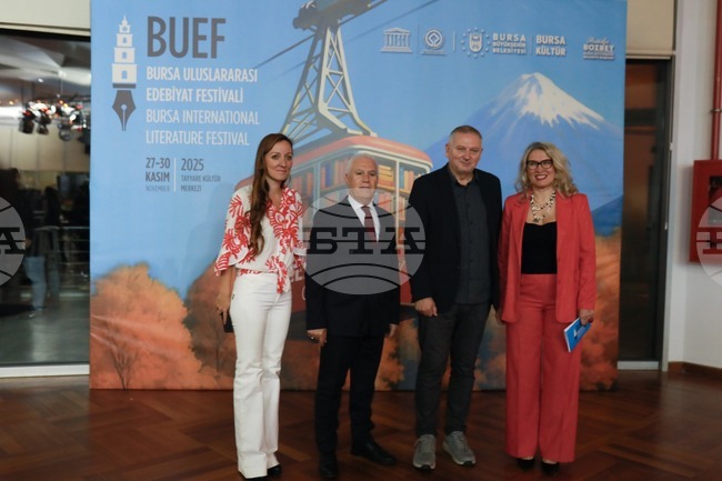 Георги Господинов раздаде над 2000 автографа в Бурса. Около 500 души участваха в среща с писателя в Истанбул 