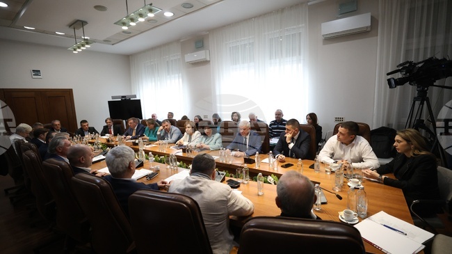 Срещата между финансовия министър и социалните партньори е публична и се предава на живо