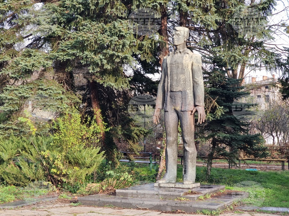 Почистен е паметникът на Адалберт Антонов – Малчика в Кърджали