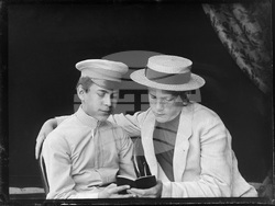 „Повече от една снимка“ представя историята на българската фотография през ХХ век в Софийската градска художествена галерия. Снимка: СГХГ