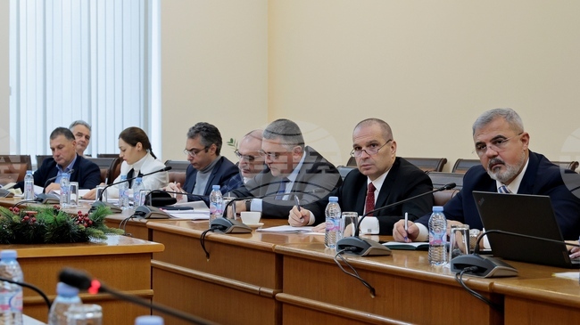 Законът за обществения транспорт ще бъде доразвит с приноса на общини, превозвачи и потребителски организации, заяви вицепремерът Йордан Караджов