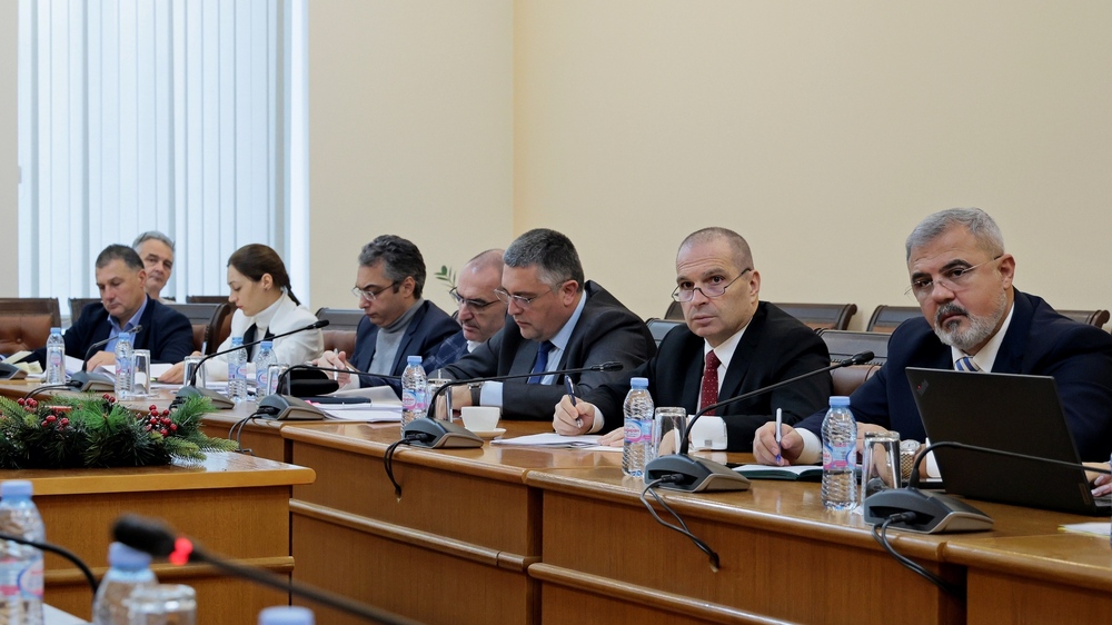 Законът за обществения транспорт ще бъде доразвит с приноса на общини, превозвачи и потребителски организации, заяви вицепремерът Гроздан Караджов