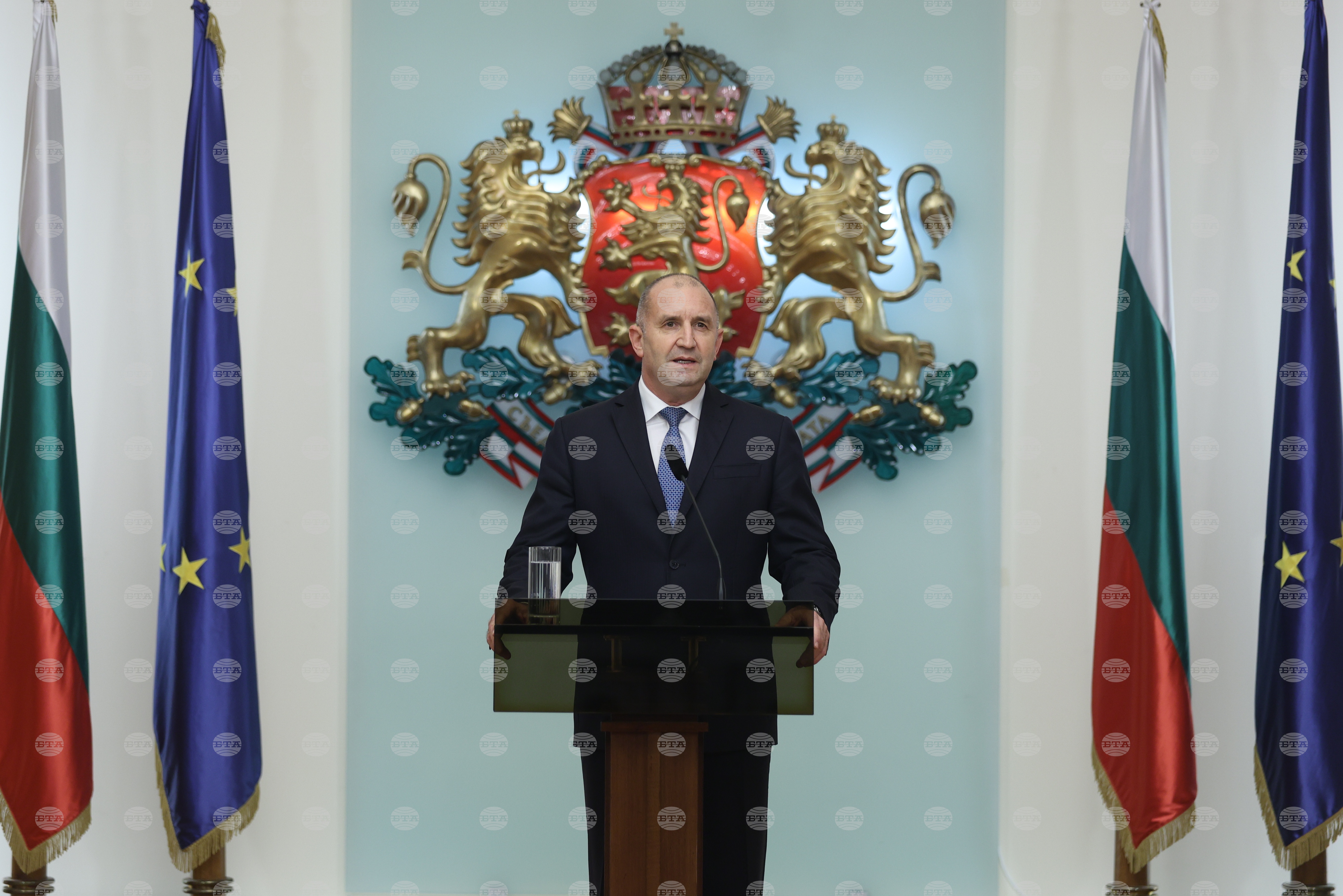 Оставката е неотложна, предсрочните избори са единственият изход напред, каза президентът Румен Радев