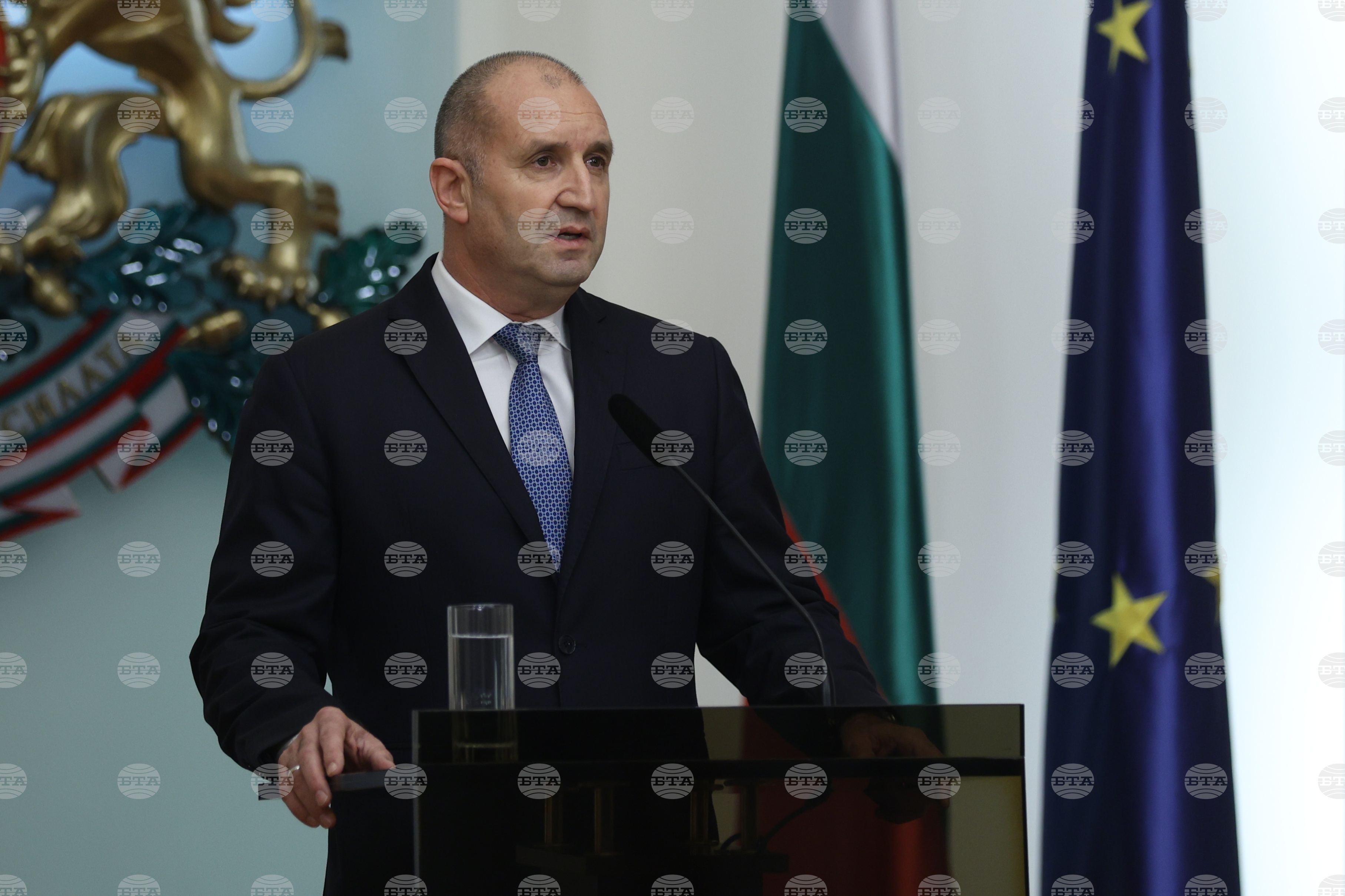 Хората изпревариха парламента и тази вечер гласуваха недоверие на кабинета, написа президентът Румен Радев