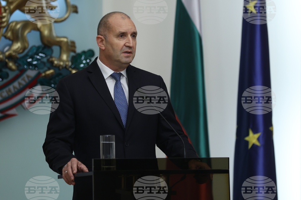 Хората изпревариха парламента и тази вечер гласуваха недоверие на кабинета, написа президентът Румен Радев