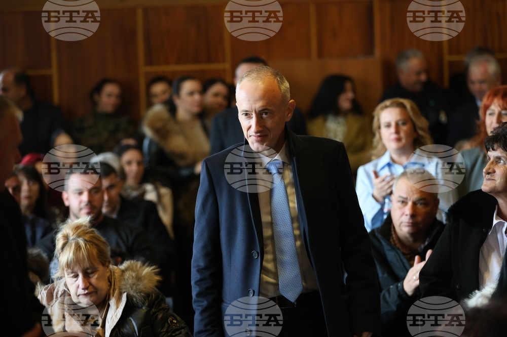 Учебните програми са твърде амбициозни и възпрепятстват учениците да учат с разбиране, каза пред учители в Якоруда министър Красимир Вълчев