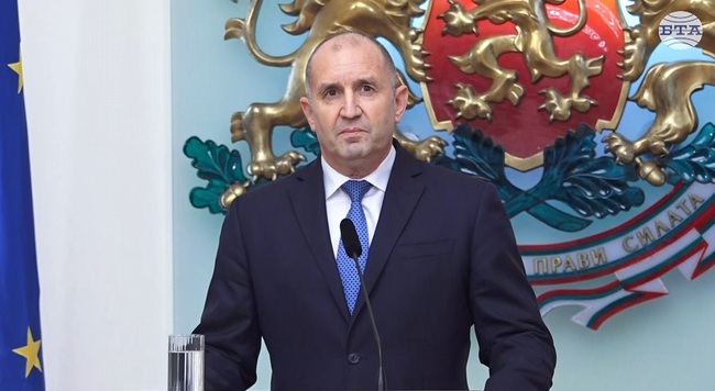 Оставката е неотложна, предсрочните избори са единственият изход напред, каза президентът Румен Радев