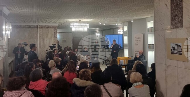 Среща с журналистите Георги Милков и Георги Тошев се проведе в регионалната библиотека в Добрич по повод 75 години от основаването ѝ