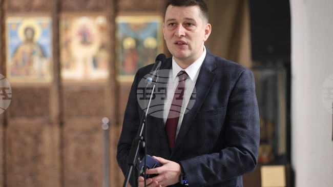 Църковната музика е стихия и творческо предизвикателство за вокална формация „Светоглас", каза генералният директор на БНР Милен Митев