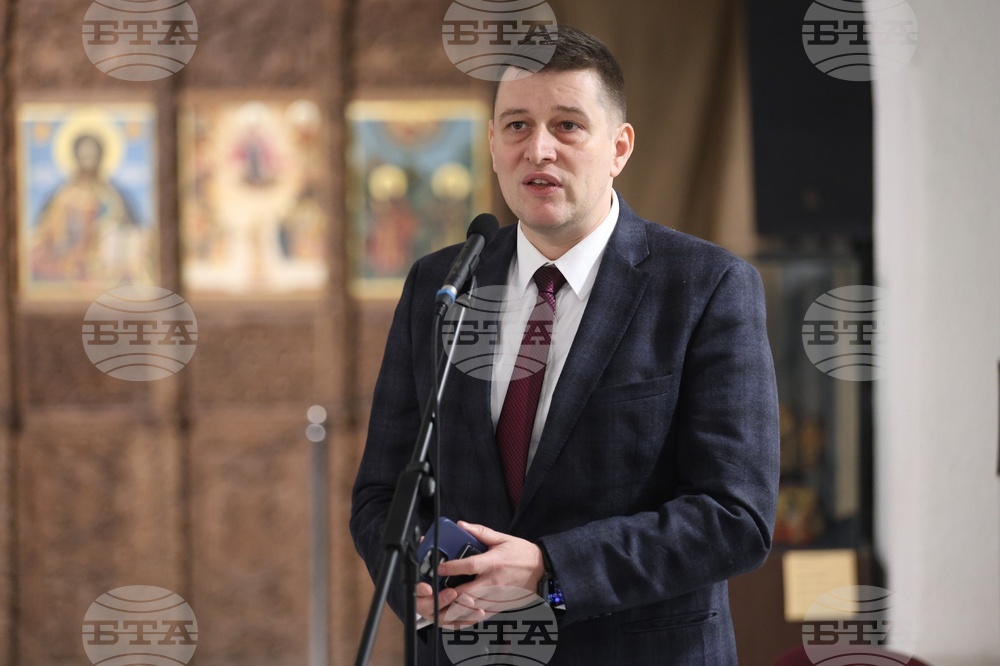 Църковната музика е стихия и творческо предизвикателство за вокална формация „Светоглас", каза генералният директор на БНР Милен Митев