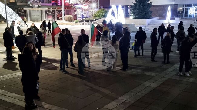 Втора вечер граждани се събират на протест в Ямбол, исканията са вече за оставка на правителството