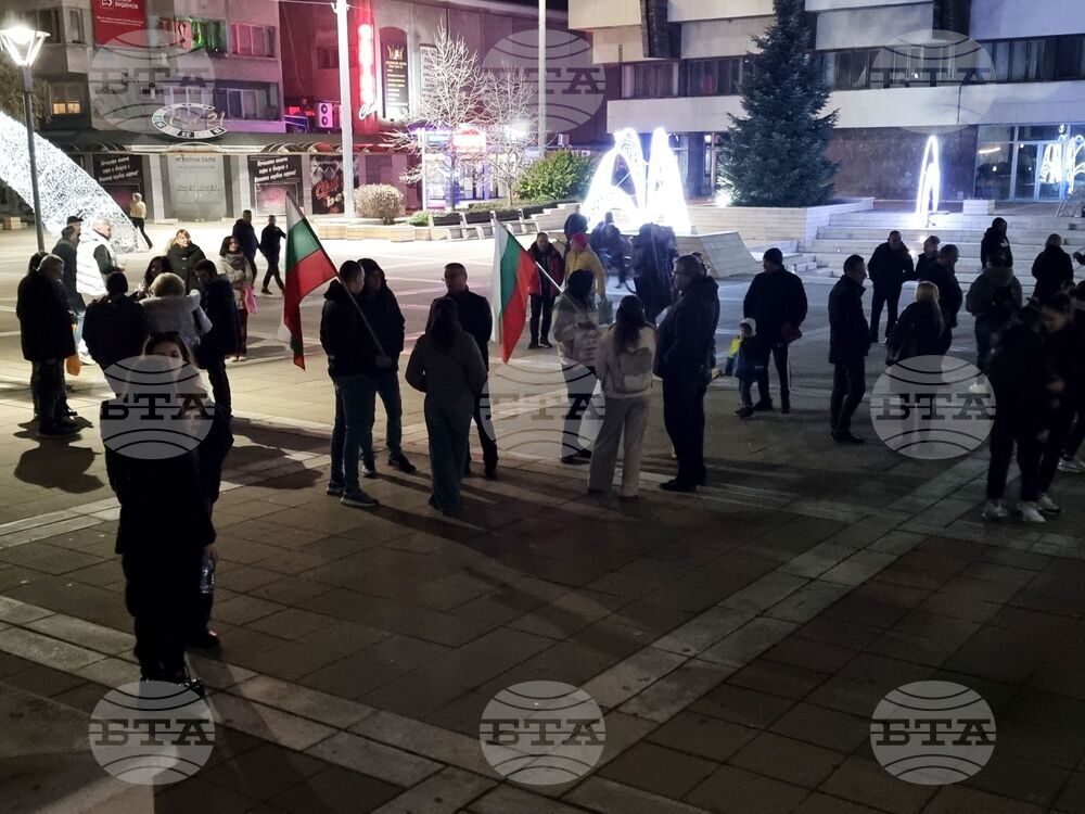 Втора вечер граждани се събират на протест в Ямбол, исканията са вече за оставка на правителството