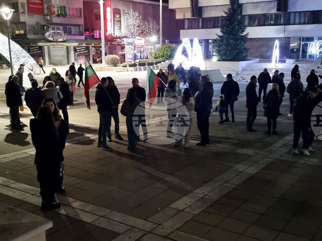 Втора вечер граждани се събират на протест в Ямбол, исканията са вече за оставка на правителството