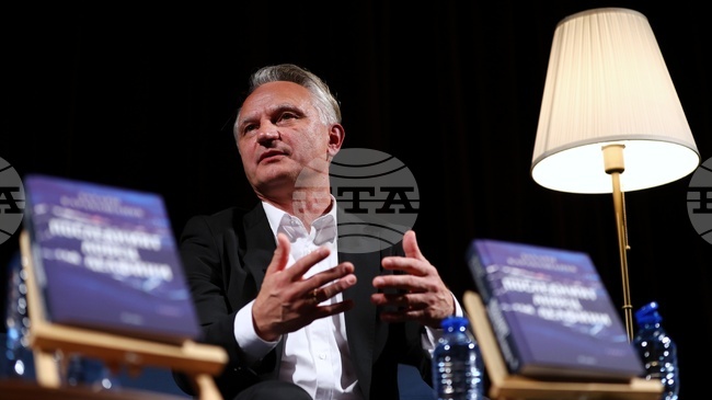 Делфините ме поведоха на тежко, но и интересно пътешествие, каза писателят Захари Карабашлиев при представянето на новата си книга