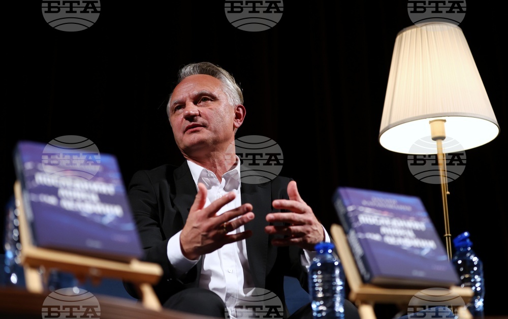 Делфините ме поведоха на тежко, но и интересно пътешествие, каза писателят Захари Карабашлиев при представянето на новата си книга