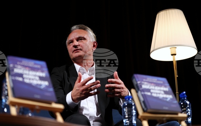 Делфините ме поведоха на тежко, но и интересно пътешествие, каза писателят Захари Карабашлиев при представянето на новата си книга