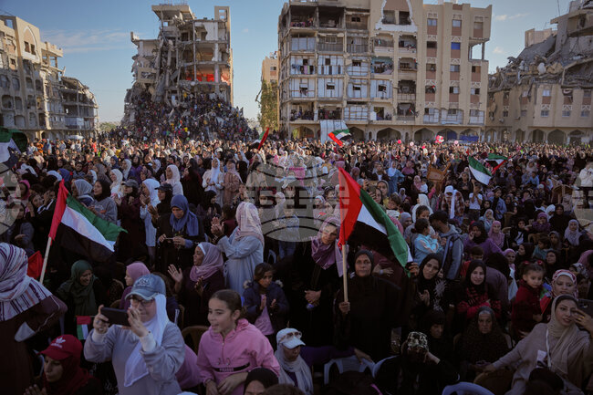 Петдесет и четири двойки се ожениха на масова сватба в ивицата Газа 