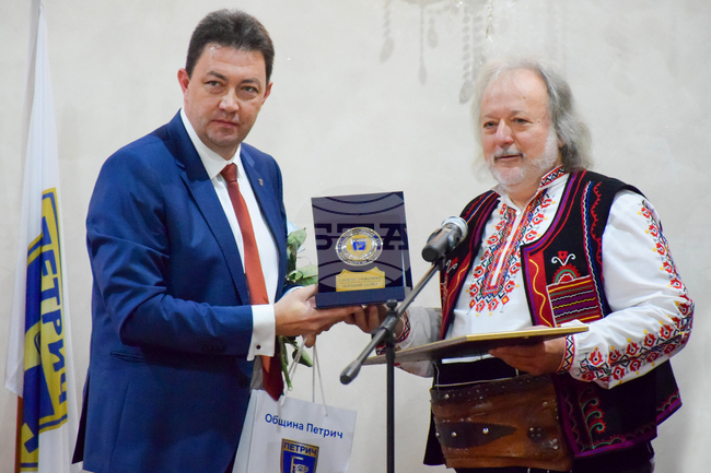  Володя Стоянов – изпълнител на народни песни, текстописец и композитор