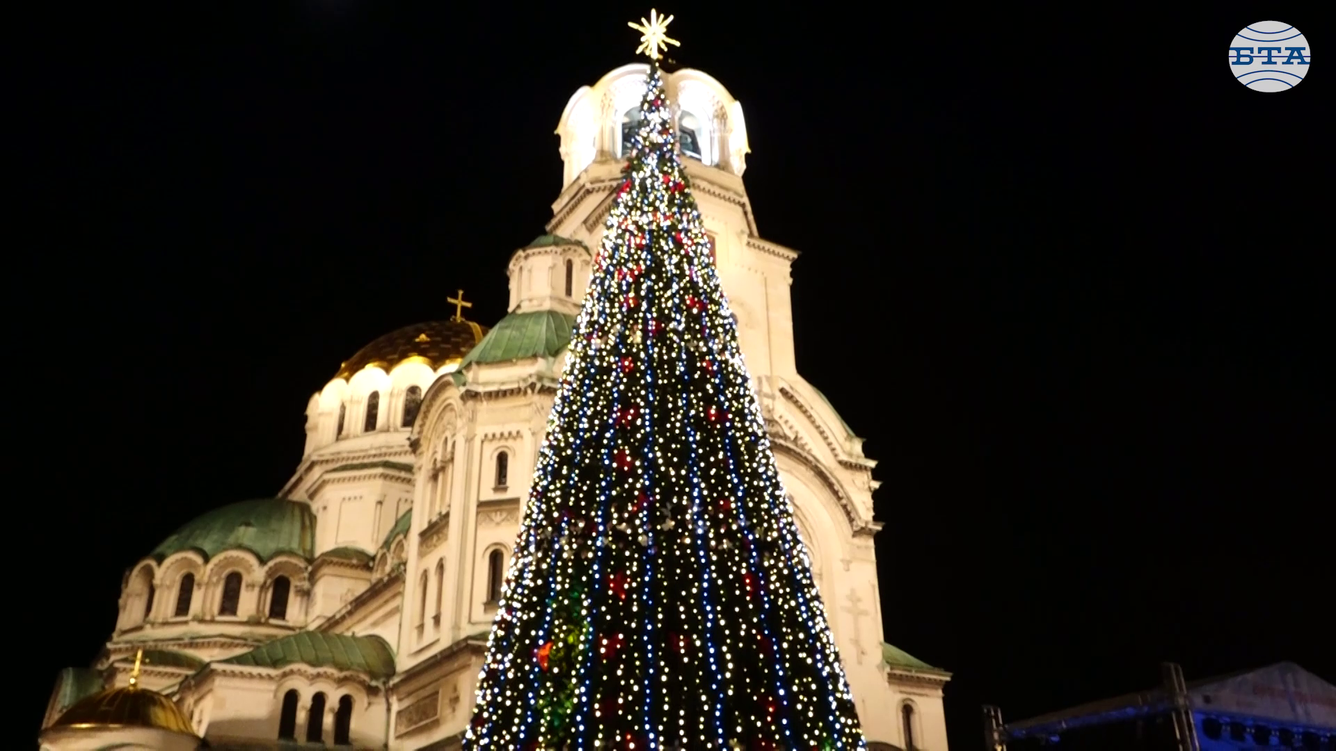 Коледната елха на София грейна тази вечер с над 20 000 светлини