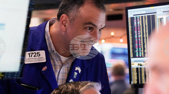 Водещите индекси на Уолстрийт поеха нагоре, книжата на „Сейлсфорс“ поскъпват