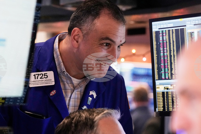 Водещите индекси на Уолстрийт поеха нагоре, книжата на „Сейлсфорс“ поскъпват