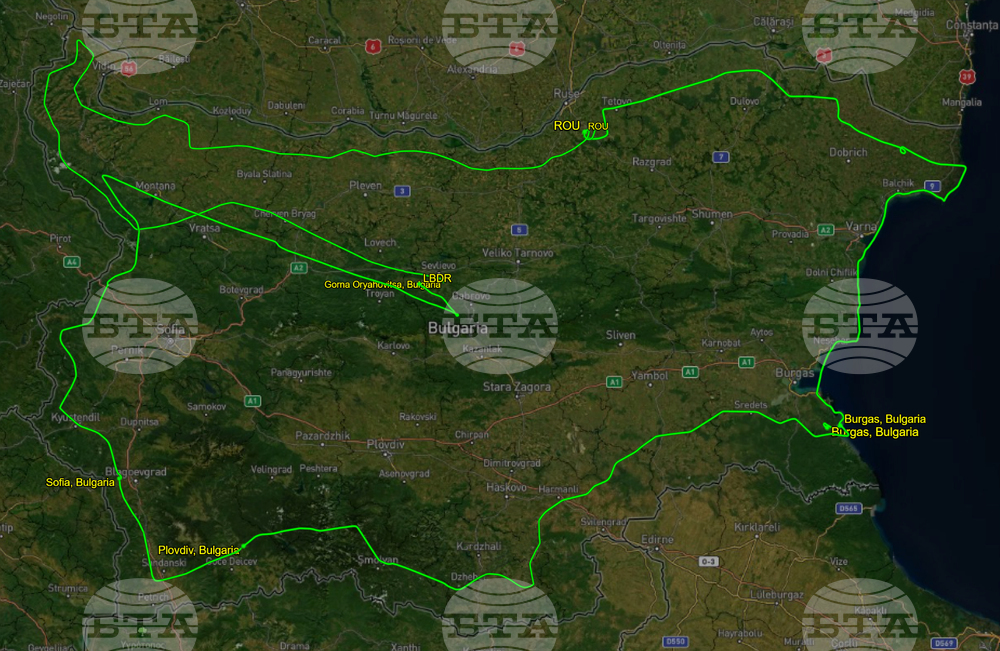 Two Bulgarian Pilots Fly 2,480 km to "Draw" Country’s Borders for National Day