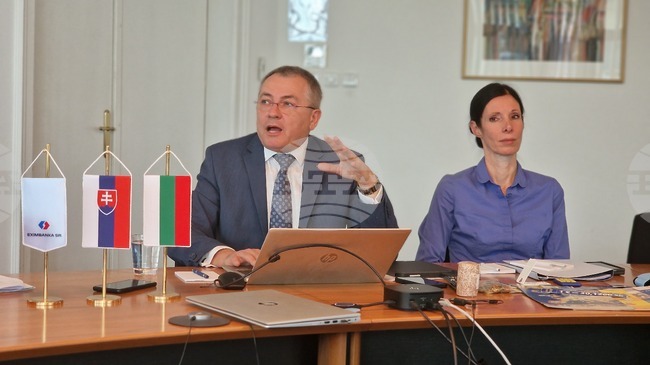 Приемането на еврото в Словакия отвори вратата за други реформи, каза в интервю за БТА Игор Барат, зам.-директор на словашката „Ексимбанка“